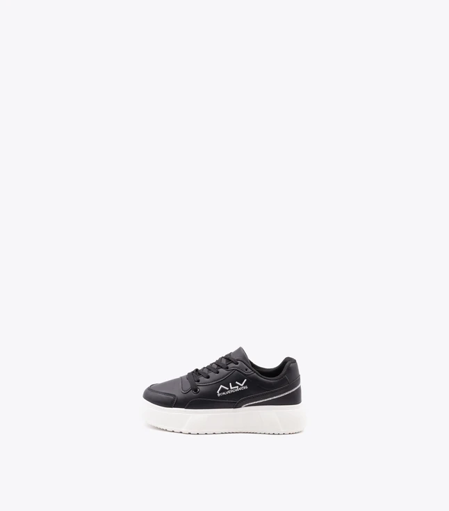 Minimalist Leather Sneaker for Everyday Casual Wear
