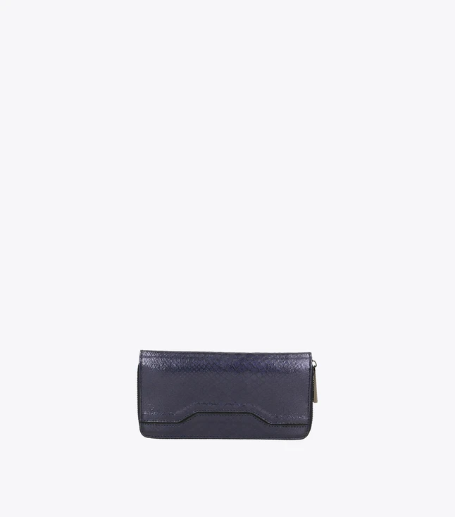 Elegant Leather Shoulder Bag for Women with Crocodile-Print Design
