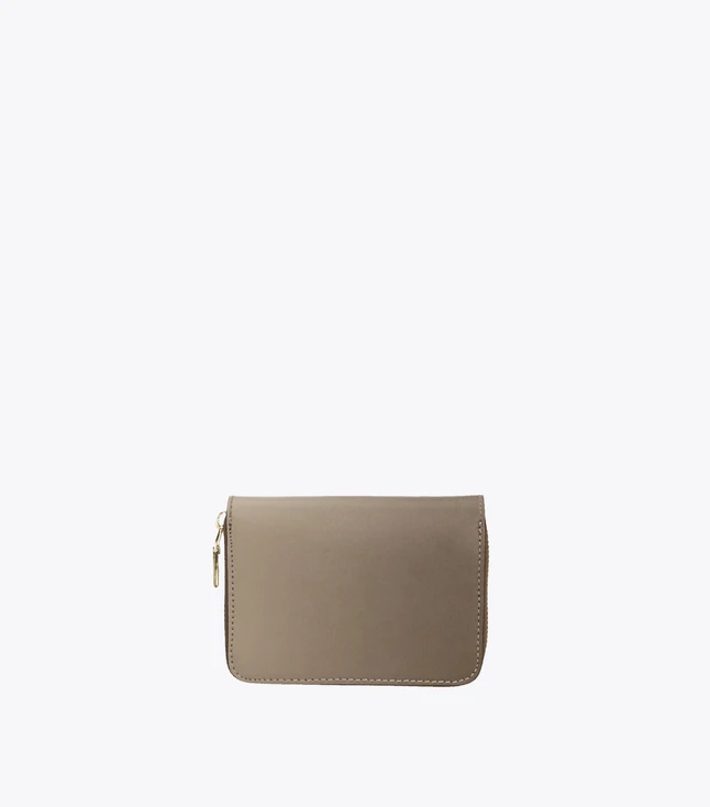 Elegant Leather Clutch for Women with Chain Detail
