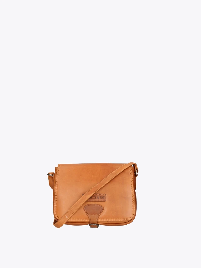 Minimalist Leather Crossbody Bag Flap Closure for Everyday Use