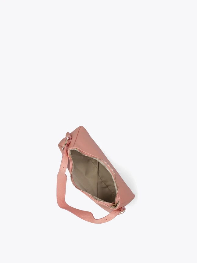 Modern Leather Shoulder Bag For Everyday Chic Wear With Gold Hardware