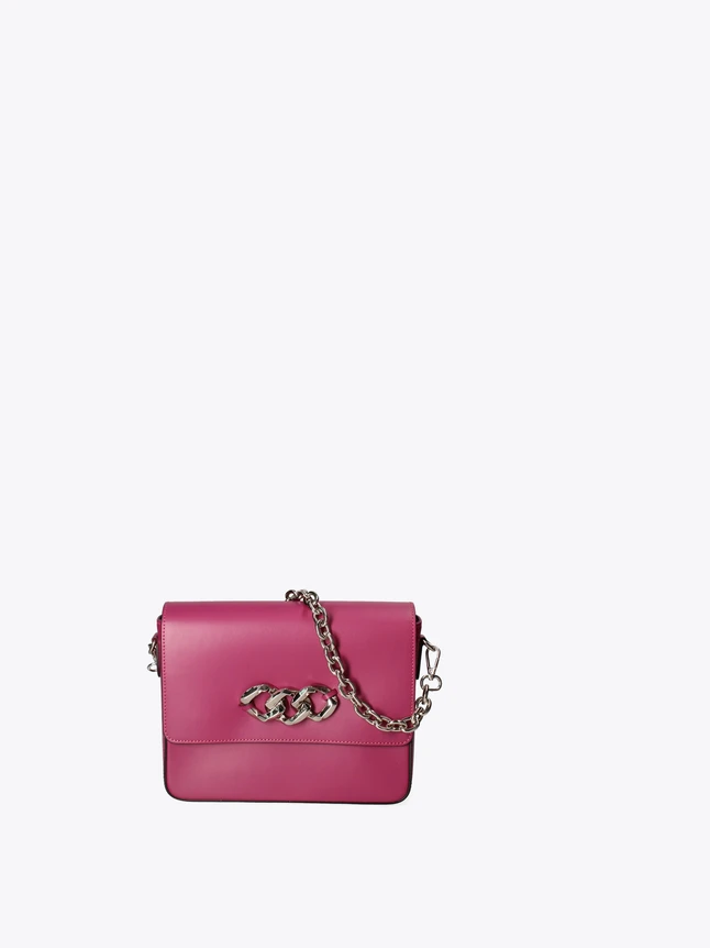 Luxury Leather Flap Shoulder Bag Featuring Interlocking Chain Detail and Chain Strap