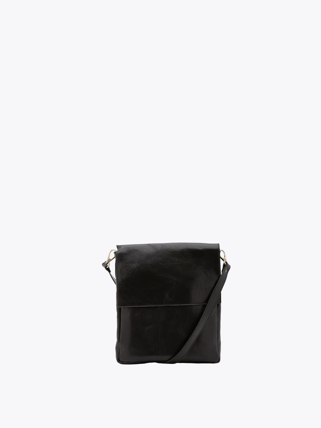 Minimalist Leather Crossbody Bag with Envelope Flap for Everyday Use