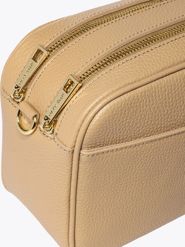 Women's Spacious Shoulder Bag In Genuine Leather For Daily Use