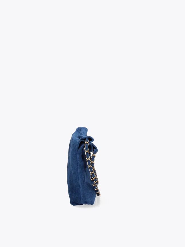 Crafted Quilted Handbag with Distinctive Chain Strap for Everyday Luxury